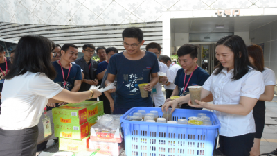 夏日送關(guān)懷 清涼一線心 ——2019年廣東堅(jiān)基集團(tuán)開(kāi)展夏日送清涼活動(dòng)