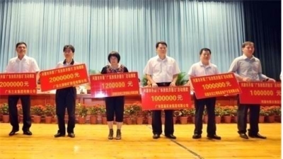 2011年6月，集團董事長梁林青在“廣東扶貧濟困日”活動中捐款100萬元。此項活動廣東堅基集團每年均有捐贈。