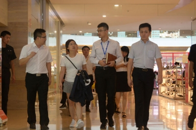 廣東歌舞劇院創(chuàng)作室編導(dǎo)、國家一級(jí)導(dǎo)演黃盈到河源市商業(yè)中心考察指導(dǎo)