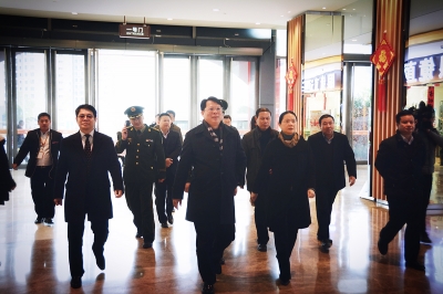 河源市人民政府市長葉梅芬到河源市商業(yè)中心檢查節(jié)日安全生產工作