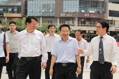 中共河源市委常委、市政府黨組副書記龔國平到河源市商業(yè)中心調(diào)研