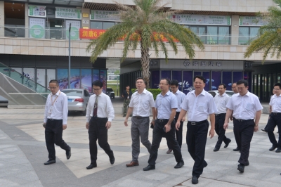 廣州農(nóng)商行行長(zhǎng)易雪飛一行到河源市商業(yè)中心調(diào)研