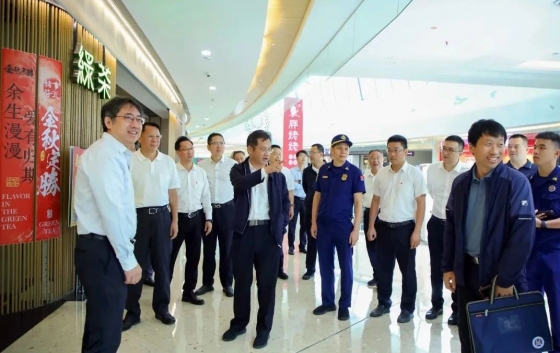 10月23日，廣東省應(yīng)急管理廳黨委書(shū)記、廳長(zhǎng)王再華，河源市委常委、常務(wù)副市長(zhǎng)劉東豪一行蒞臨河源市商業(yè)中心，開(kāi)展安全生產(chǎn)調(diào)研檢查工作。市應(yīng)急管理局、市商務(wù)局、市城管執(zhí)法局、市消防救援支隊(duì)等單位負(fù)責(zé)同志參與檢查；廣東堅(jiān)基集團(tuán)董事長(zhǎng)梁林青、總裁劉海峰、堅(jiān)基商業(yè)公司總經(jīng)理黃勇夫陪同調(diào)研。 王再華一行深入現(xiàn)場(chǎng)，實(shí)地檢查了商場(chǎng)消防安全設(shè)施狀況、商戶(hù)天然氣使用情況，并重點(diǎn)對(duì)消防控制中心值班人員配置、持證上崗情況