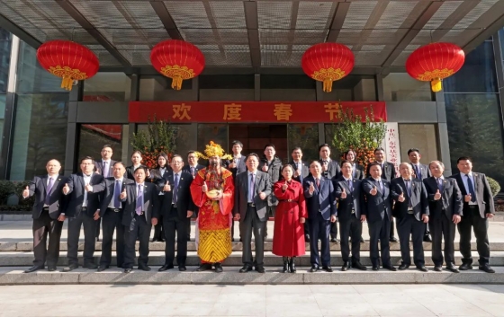 新春伊始，萬(wàn)象更新。2025年2月5日（農(nóng)歷乙巳蛇年正月初八），廣東堅(jiān)基集團(tuán)順利舉行2025年新春開(kāi)工儀式。“開(kāi)工大吉”“開(kāi)門(mén)紅”的裝飾洋溢著濃濃的新春喜慶氛圍。啟新程，聚合力活動(dòng)伊始，集團(tuán)董事長(zhǎng)梁林青、副董事長(zhǎng)張陸婷為集團(tuán)各職能部門(mén)負(fù)責(zé)人及子公司經(jīng)營(yíng)班子派發(fā)開(kāi)工利是，并致以新春的問(wèn)候和祝?！，F(xiàn)場(chǎng)氣氛喜樂(lè)融融，大家共同祝愿堅(jiān)基集團(tuán)在新的一年里巳巳如意，生生不息。隨后，集團(tuán)總裁劉海峰、副總裁沙浩凌及